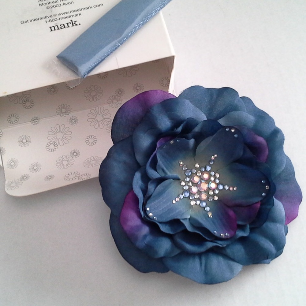 |SOLD| Flower Starburst Rhinestone Brooch Pin